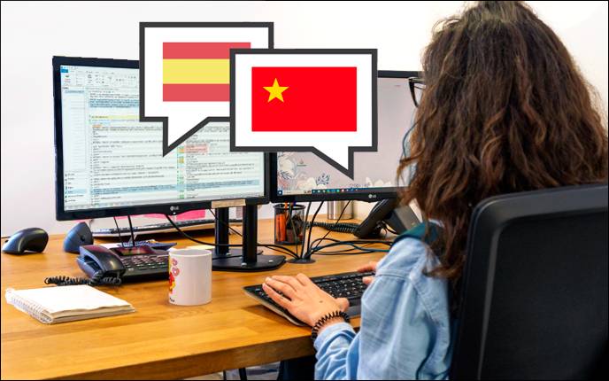 Traductor de chino trabajando en la traducción de español a chino de un documento. 