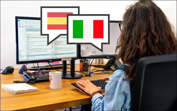 Traductor de italiano trabajando en la traducción de español a italiano de un documento. 
