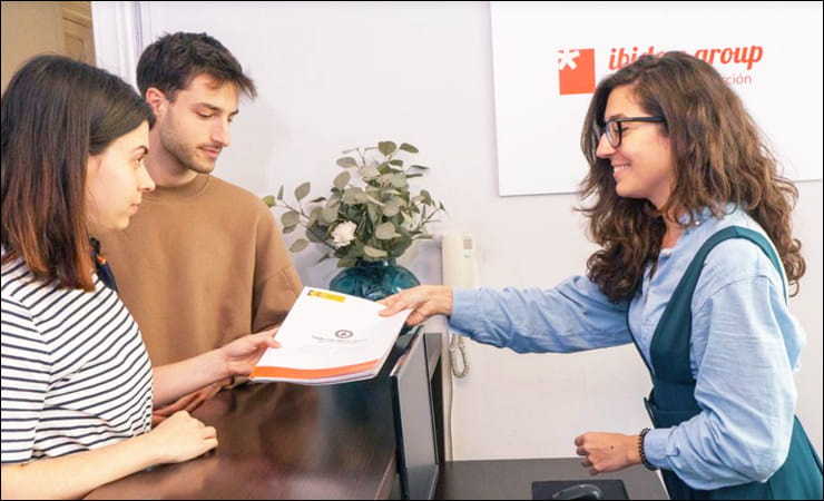 un traductor jurado de Madrid entrega una traducción jurada a unos clientes