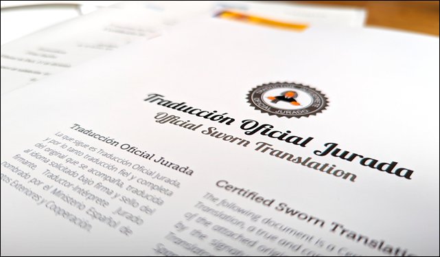 un traductor jurado de Málaga entrega una traducción jurada a unos clientes