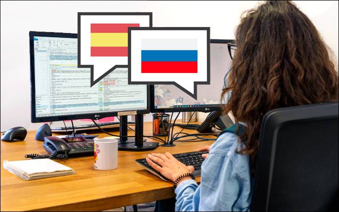 Traductor de Ruso trabajando en la traducción de español a Ruso de un documento. 