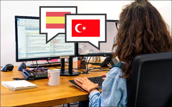 Traductor de Turco trabajando en la traducción de español a Turco de un documento. 